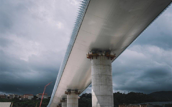 Ιταλία: Πέρασε το πρώτο αυτοκίνητο από τη νέα γέφυρα Μοράντι στη Γένοβα