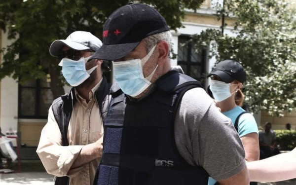 Δίκη «ψευτογιατρού»: Με έντονη συγκίνηση και υπό χειροκροτήματα του κοινού η πρόεδρος κήρυξε το τέλος της δίκης