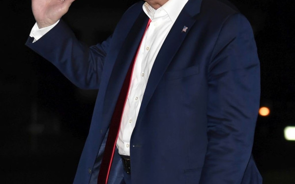 Ο Τραμπ κατηγορεί τον αμερικανικό ΕΟΦ ότι καθυστερεί το εμβόλιο για τον κορονοϊό