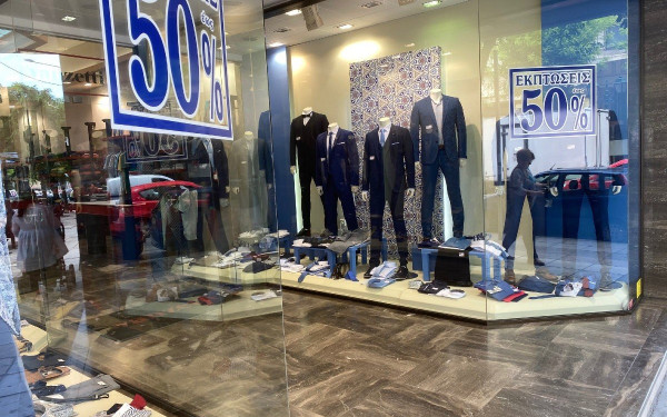 Αρχίζουν τη Δευτέρα οι χειμερινές εκπτώσεις - Νέα ώθηση περιμένουν οι έμποροι