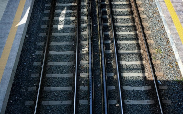 Επιβάτιδα προσπάθησε να ρίξει στις ράγες σταθμάρχη του ΗΣΑΠ