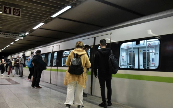 Αθήνα: «Στραβό» ποδαρικό για το μετρό - Άνοιξαν εν κινήσει οι πόρτες συρμού στη Γραμμή 1