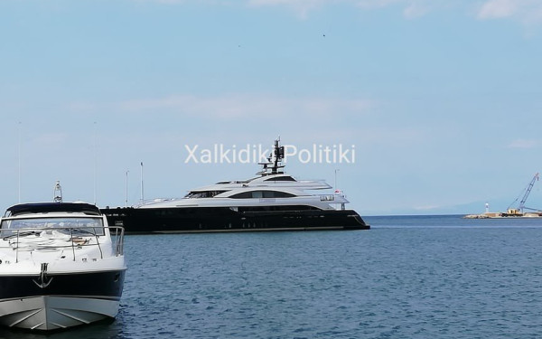 Υπερπολυτελές σκάφος στη μαρίνα των Νέων Μουδανιών (pic)