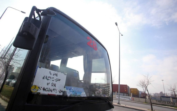 Στις φλόγες τυλίχθηκε εν κινήσει τουριστικό λεωφορείο στην Ε.Ο. Θεσσαλονίκης-Μουδανιών