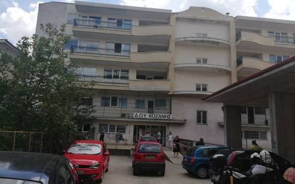 «Ξέφραγο αμπέλι» η ΔΟΥ Κοζάνης - Αποζημίωση 194.000 ευρώ σε συγγενείς εφοριακού που τον σκότωσαν με τσεκούρι