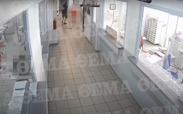 Στο «φως» το βίντεο της επίθεσης με τσεκούρι στους εφοριακούς της Κοζάνης (βίντεο)