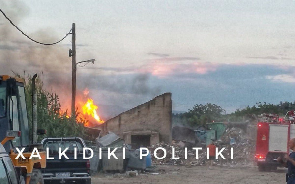 Πυρκαγιά στο αμαξοστάσιο των Νέων Μουδανιών (pics+vid)