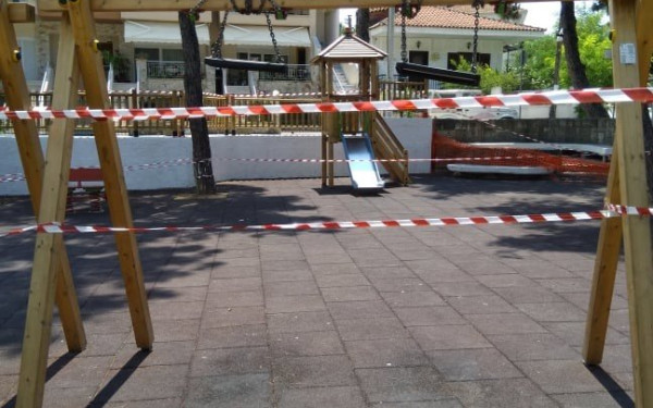 «Η παιδική χαρά έγινε εφιάλτης» λέει η μητέρα της 8χρονης που έχασε το δάχτυλό της σε τσουλήθρα (βίντεο)