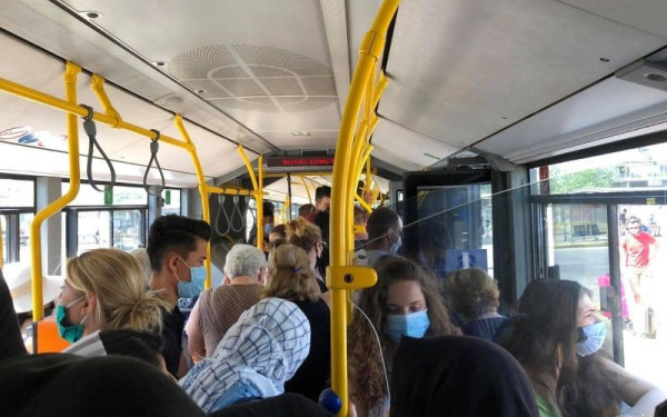 Θεσσαλονίκη: «Κόκκινη κάρτα» βγάζουν 9 στους 10 για τoν συνωστισμό στα αστικά του ΟΑΣΘ