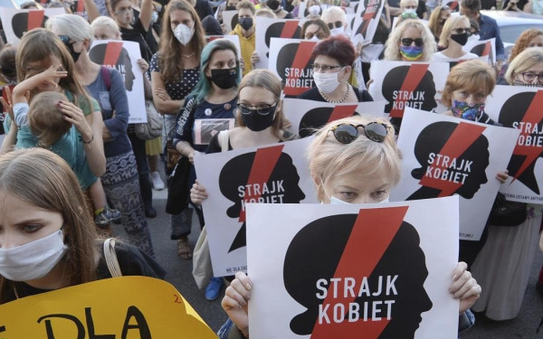 Έμφυλη βία: Ανησυχία στην Ευρώπη για το πολωνικό πισωγύρισμα 