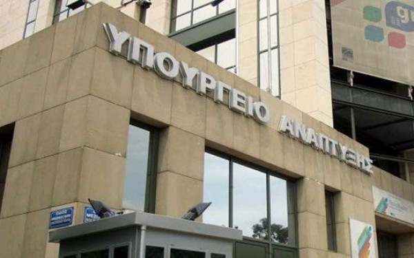 Κόντρα ΝΔ-ΣΥΡΙΖΑ για τη χρηματοδότηση «γωνιών ανακύκλωσης» - «Το γαρ πολύ της θλίψεως γεννά παραφροσύνη», λέει το ΥΠΑΝ