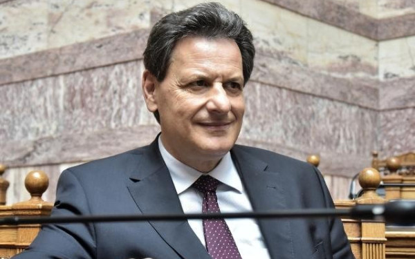 «Μαξιλαροπόλεμος» στη Βουλή ανάμεσα σε Θ. Σκυλακάκη και Ευ. Τσακαλώτο