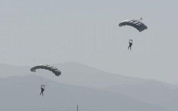 Άλματα ελεύθερης πτώσης και στατικού ιμάντα για τον αλεξιπτωτιστή που σκοτώθηκε στη Νέα Πέραμο 