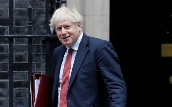 Μπ. Τζόνσον: Θα ήταν απάνθρωπο να απαγορευτεί ο εορτασμός των Χριστουγέννων