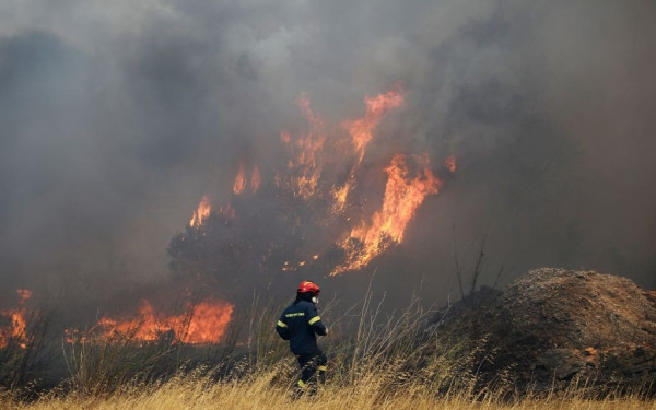 Συνεχίζει να κατακαίει δασική έκταση η πυρκαγιά στην Αιτωλοακαρνανία