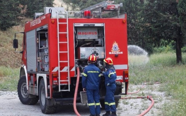 Αχαΐα: Μεγάλη φωτιά στο Δερβενάκι - Διακοπή κυκλοφορίας στην παλαιά εθνική οδό Πατρών - Κορίνθου