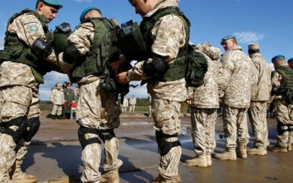 Η Κίνα σκέπτεται να στείλει όπλα στη Ρωσία για τον πόλεμο στην Ουκρανία 