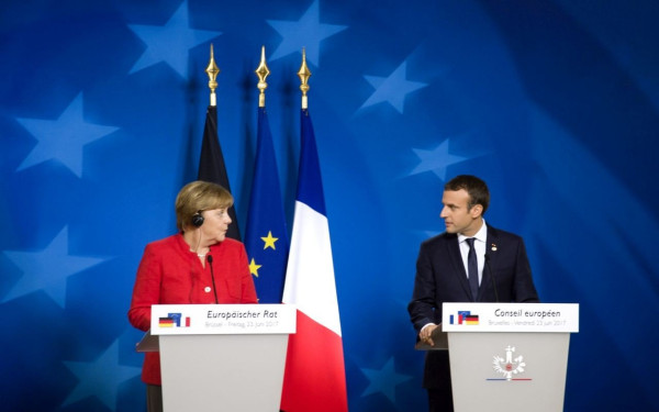 Μέρκελ και Μακρόν πήγαν σε μπαρ για μπίρα και τηγανητές πατάτες