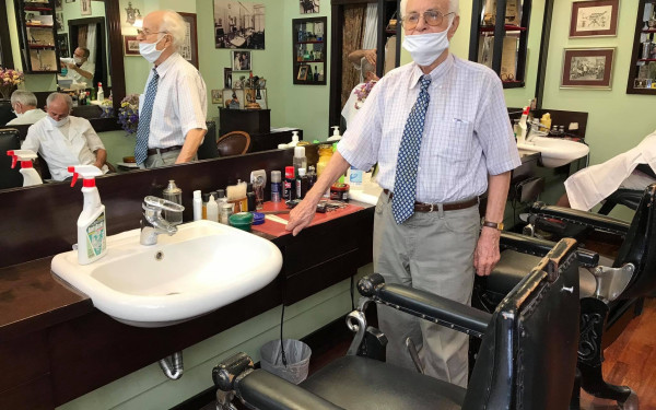 Ο Θεσσαλονικιός κουρέας που έχει κουρέψει πρωθυπουργούς, βουλευτές, δημάρχους και ηθοποιούς 