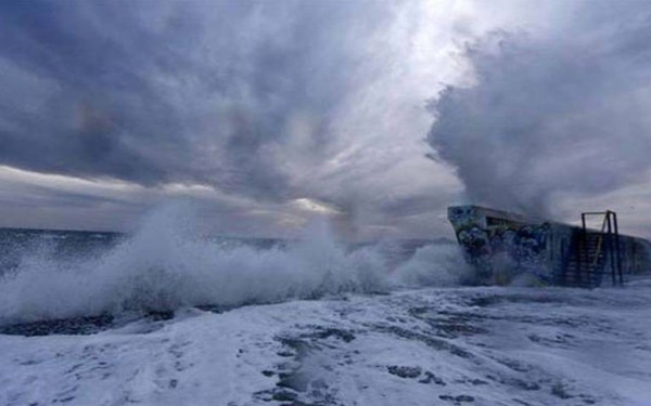 Δεμένα τα πλοία σε πολλά λιμάνια - Θυελλώδεις άνεμοι σε Αιγαίο και Ιόνιο