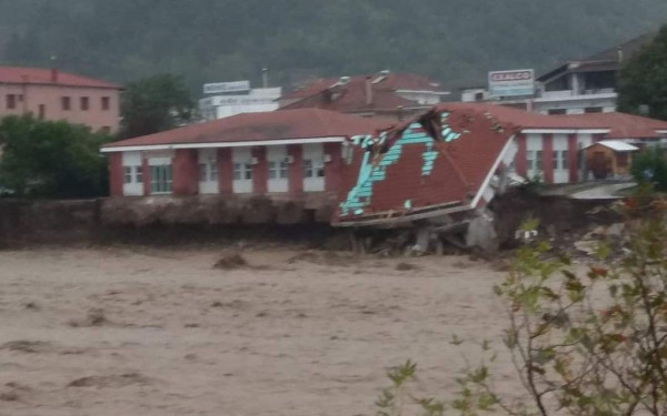Δύο νεκροί και μία αγνοούμενη στη Θεσσαλία από την κακοκαιρία (βίντεο)