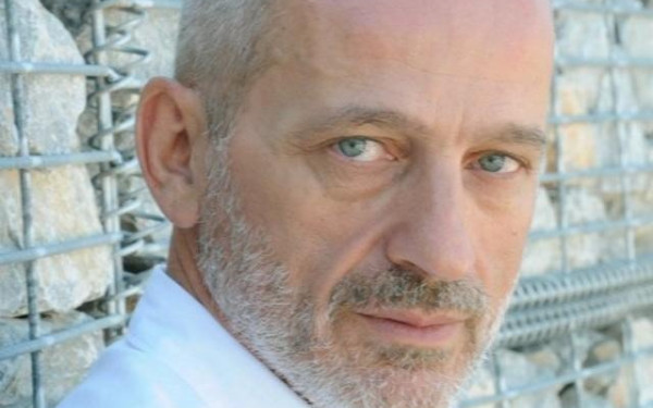 Αυτοκίνητα... σταθμεύουν στην Νέα Παραλία - Οργισμένη αντίδραση Νικηφορίδη