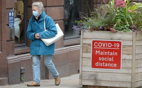 Βρετανία: Τα κρούσματα κορονοϊού ξανά πάνω από ένα εκατομμύριο εβδομαδιαίως