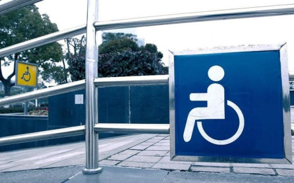 «Λουκέτα» στα ΕΛΤΑ - ΕΣΑμεΑ: «Κάθε κλειστό κατάστημα, ένα ακόμη εμπόδιο για τα άτομα με αναπηρία»
