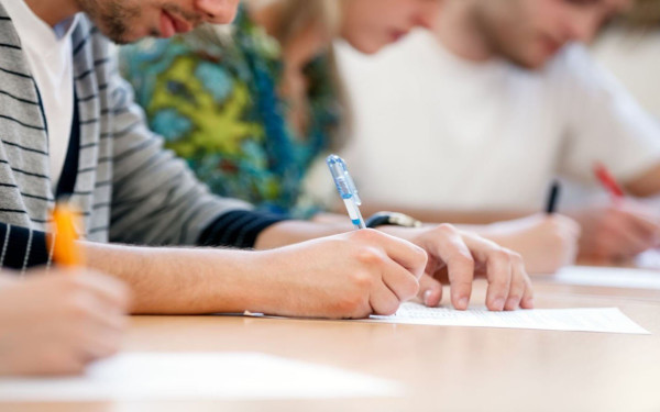 Στη τελική ευθεία για τις εξετάσεις οι μαθητές - Όλες οι ημερομηνίες για προαγωγικές και απολυτήριες