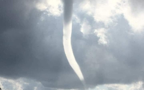 Χαλκιδική: Εντυπωσιακός υδροστρόβιλος σχηματίστηκε στη Ποτίδαια 