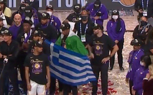 ΝΒΑ: Ο Κώστας Αντετοκούνμπο πανηγύρισε με ελληνική σημαία την κατάκτηση του τίτλου (βίντεο)