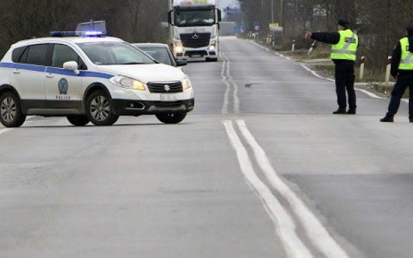 Θεσσαλονίκη: Χειροπέδες σε 17χρονο διακινητή μεταναστών μετά από καταδίωξη στην Εγνατία Οδό 