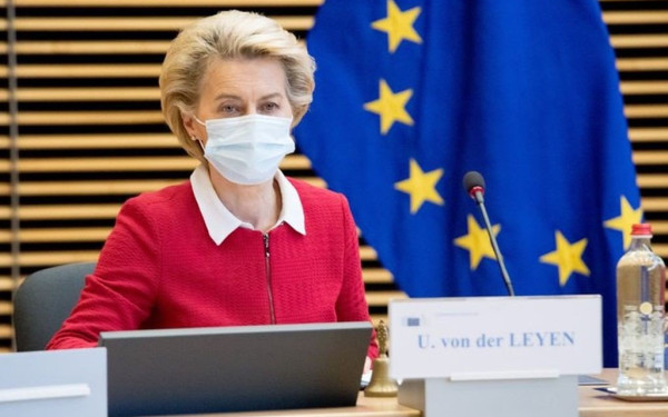 Φον ντερ Λάιεν: Η ΕΕ είναι «έτοιμη να συζητήσει» άρση της πατέντας για τα εμβόλια κατά της Covid