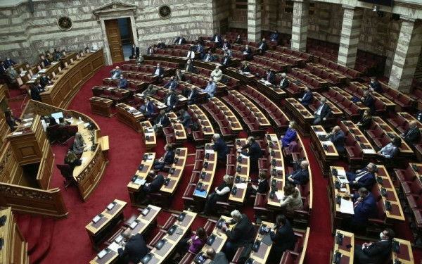 Την καταβολή έκτακτου δώρου Χριστουγέννων στο νοσηλευτικό προσωπικό προτείνουν 50 βουλευτές του ΣΥΡΙΖΑ