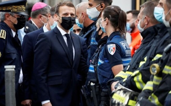 Μακρόν: Δεν θα κάνουμε καμία υποχώρηση στις αξίες μας 