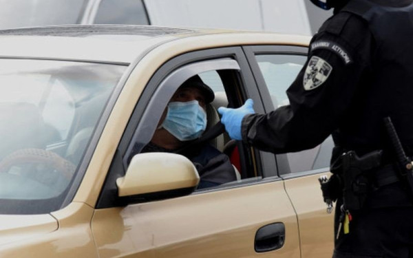 Πόσα άτομα επιτρέπονται στο αυτοκίνητο για τις μετακινήσεις Χριστούγεννα και Πρωτοχρονιά (Βίντεο)