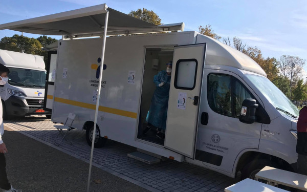 252 κρούσματα στη Θεσσαλονίκη μόνο από τα τεστ στην Νέα Παραλία 