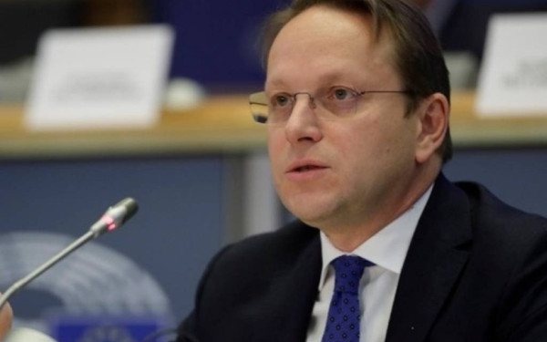 Ο Βάρχελι «νουθετεί» τη Σερβία: Την καλεί να ευθυγραμμίσει την εξωτερική πολιτική της με την ευρωπαϊκή