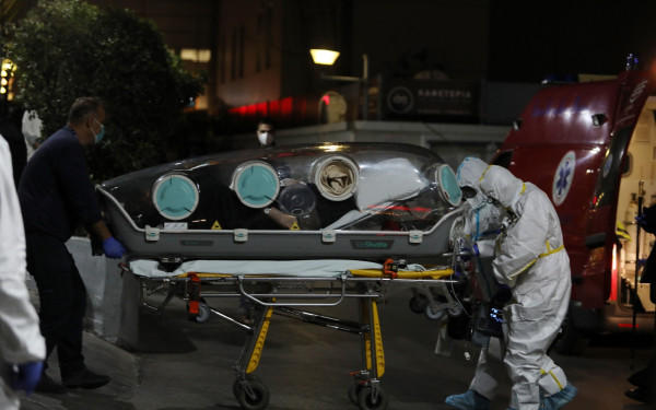 Σε ειδική κάψουλα μεταφέρθηκε στον "Ευαγγελισμό" ο Αρχιεπίσκοπος Αναστάσιος (Φωτ.)