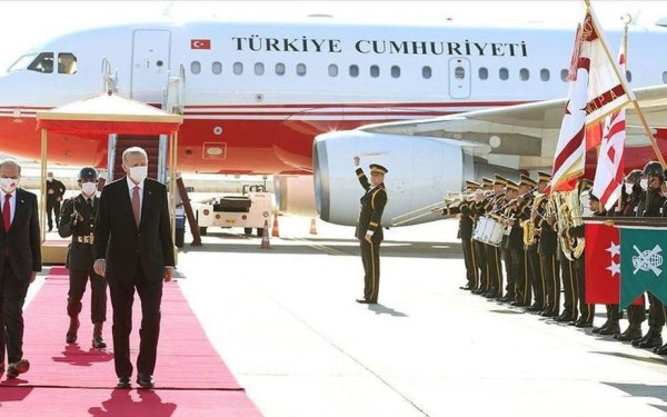 Στα Βαρώσια ο Ερντογάν-Παρακολούθησε παρέλαση στην κατεχόμενη Λευκωσία (βίντεο)