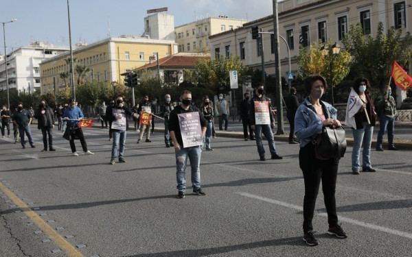 Συγκέντρωση του ΚΚΕ με τη συμμετοχή περίπου 200 ατόμων έξω από το σταθμό μετρό του Μεγάρου Μουσικής