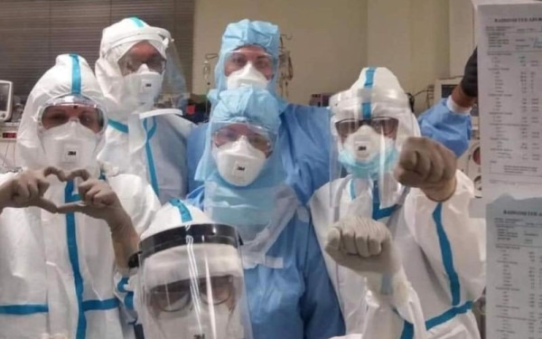 Χριστούγεννα στην κλινική covid-19: Υγειονομικοί είπαν τα κάλαντα σε ασθενείς (βίντεο)