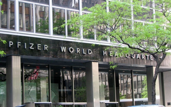 Εμβόλιο Pfizer -Biontech: Η ΕΕ υπογράφει συμβόλαιο για έως 300 εκατ. δόσεις