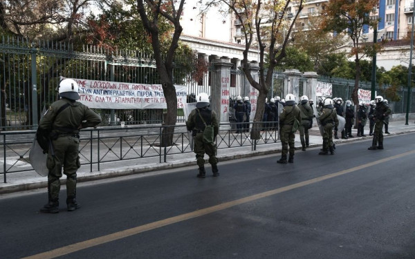 ΣΥΡΙΖΑ, ΚΚΕ και Μέρα25 ζητούν από κοινού από την κυβέρνηση να αποσύρει την απαγόρευση συγκεντρώσεων