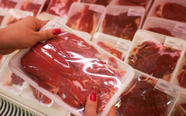 Η πλειοψηφία των Ευρωπαίων θα «κόψει» τα αεροπορικά ταξίδια και το κρέας