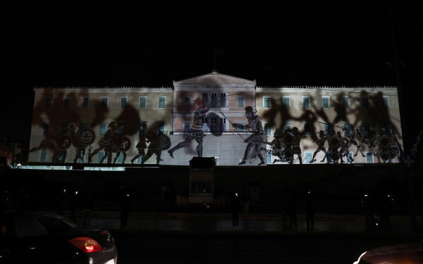 Η προσφορά των Ενόπλων Δυνάμεων «ζωντάνεψε» στην πρόσοψη της Βουλής