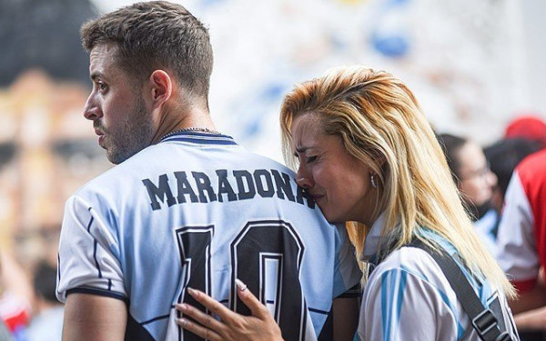 Λαϊκό προσκύνημα για τον Ντιέγκο στην Κάσα Ροσάδα (βίντεο, φωτ.)