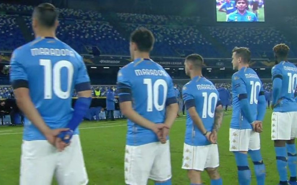 Με φανέλες Μαραντόνα οι ποδοσφαιριστές της Νάπολι (βίντεο)