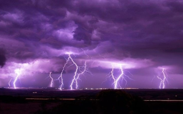 Δεκάδες πυρκαγιές από κεραυνούς σε όλη τη χώρα