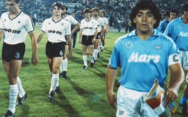 Όταν ο Ντιέγκο Μαραντόνα "υποκλινόταν" στην ατμόσφαιρα της Τούμπας (βίντεο)